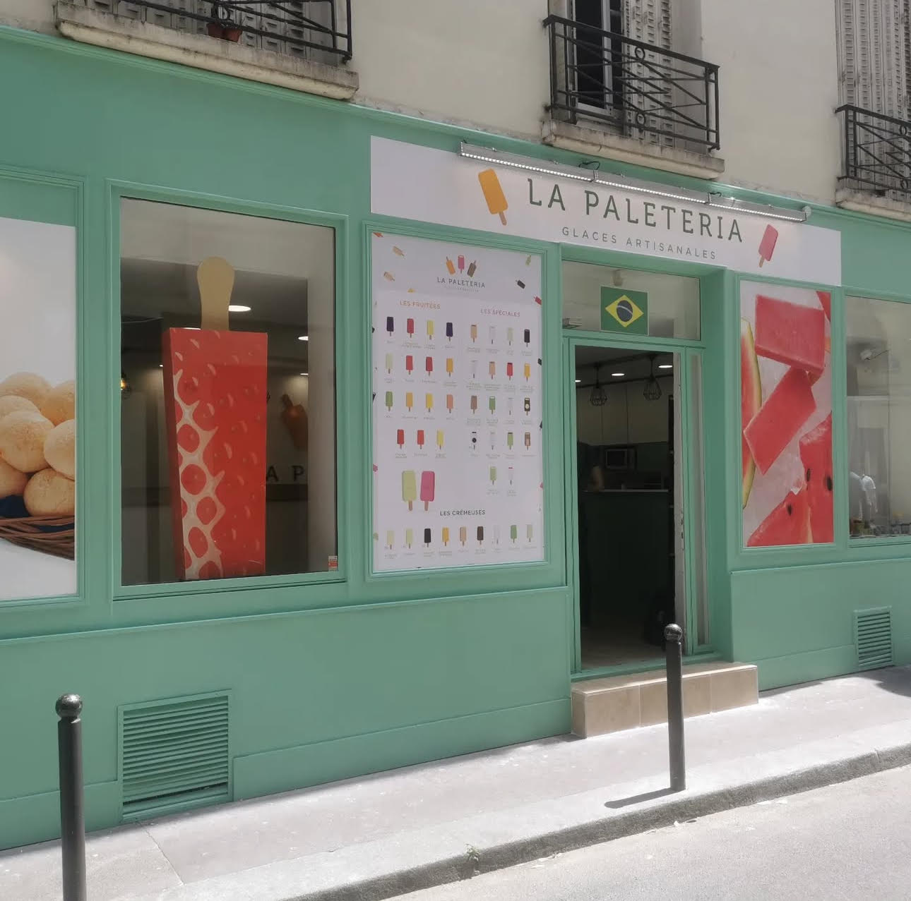 Boutique La Paleteria - Devanture verte avec enseigne